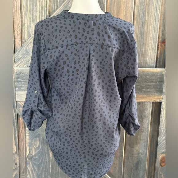 LUSH Blouse V-Neck Leopard Pattern Round Hem 3/4 Sleeve Blue Black Small - Picture 3 of 4